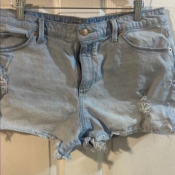 Universal Thread Light Wash Jean Shorts - Picture 2 of 7